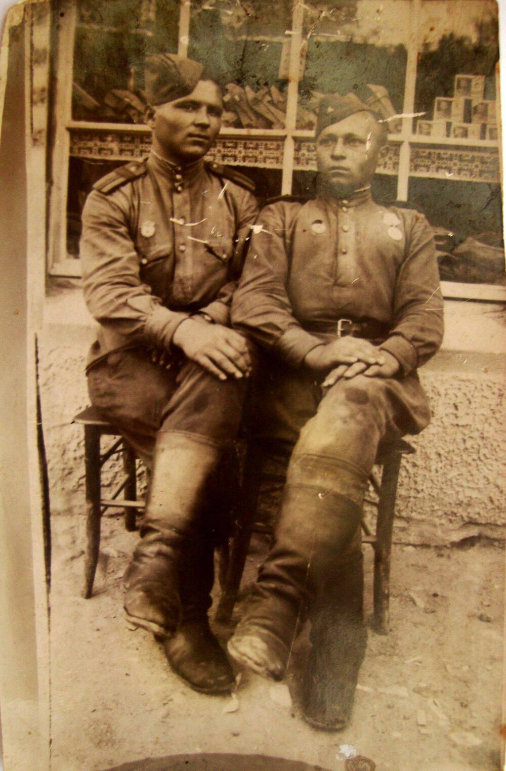 Фотография. Банящук И. Л., участник Великой Отечественной войны (справа) с другом