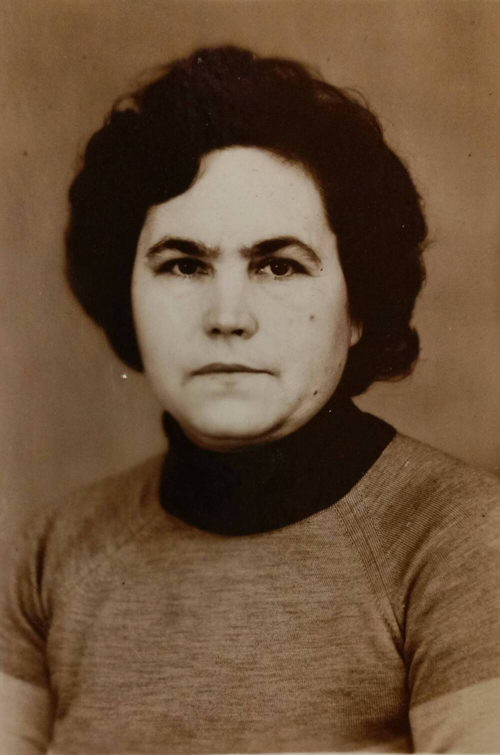 Черно-белое фото: Ляшенко Вера Михайловна «Отличник торговли», работает в Тульском универмаге с 1969 г.