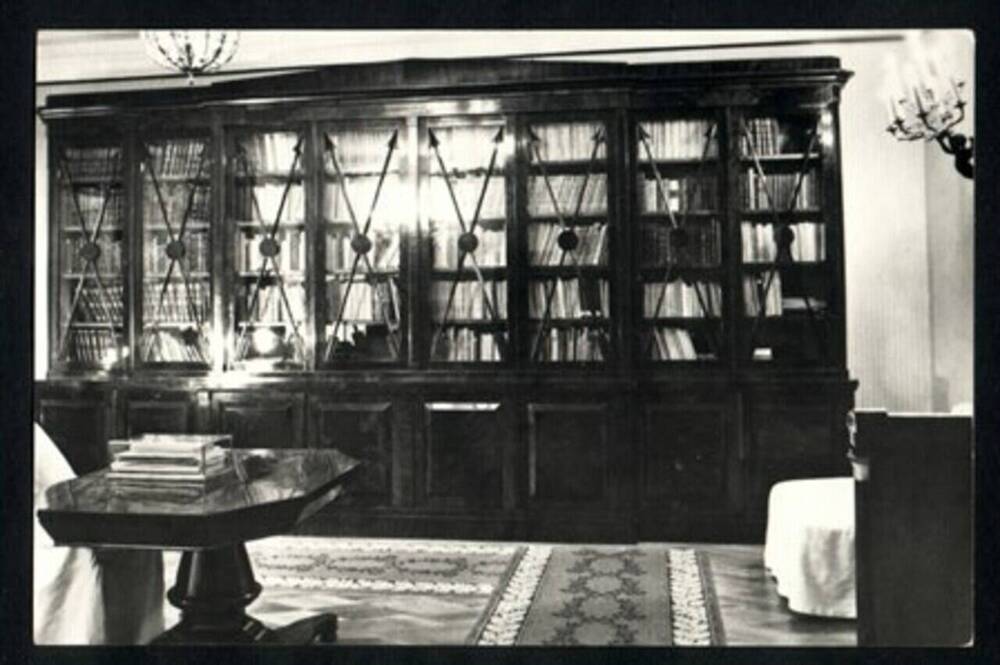 Открытка ч/б Дом-музей В.И.Ленина в Горках. Библиотека.  Фото М.Пазия. 
 