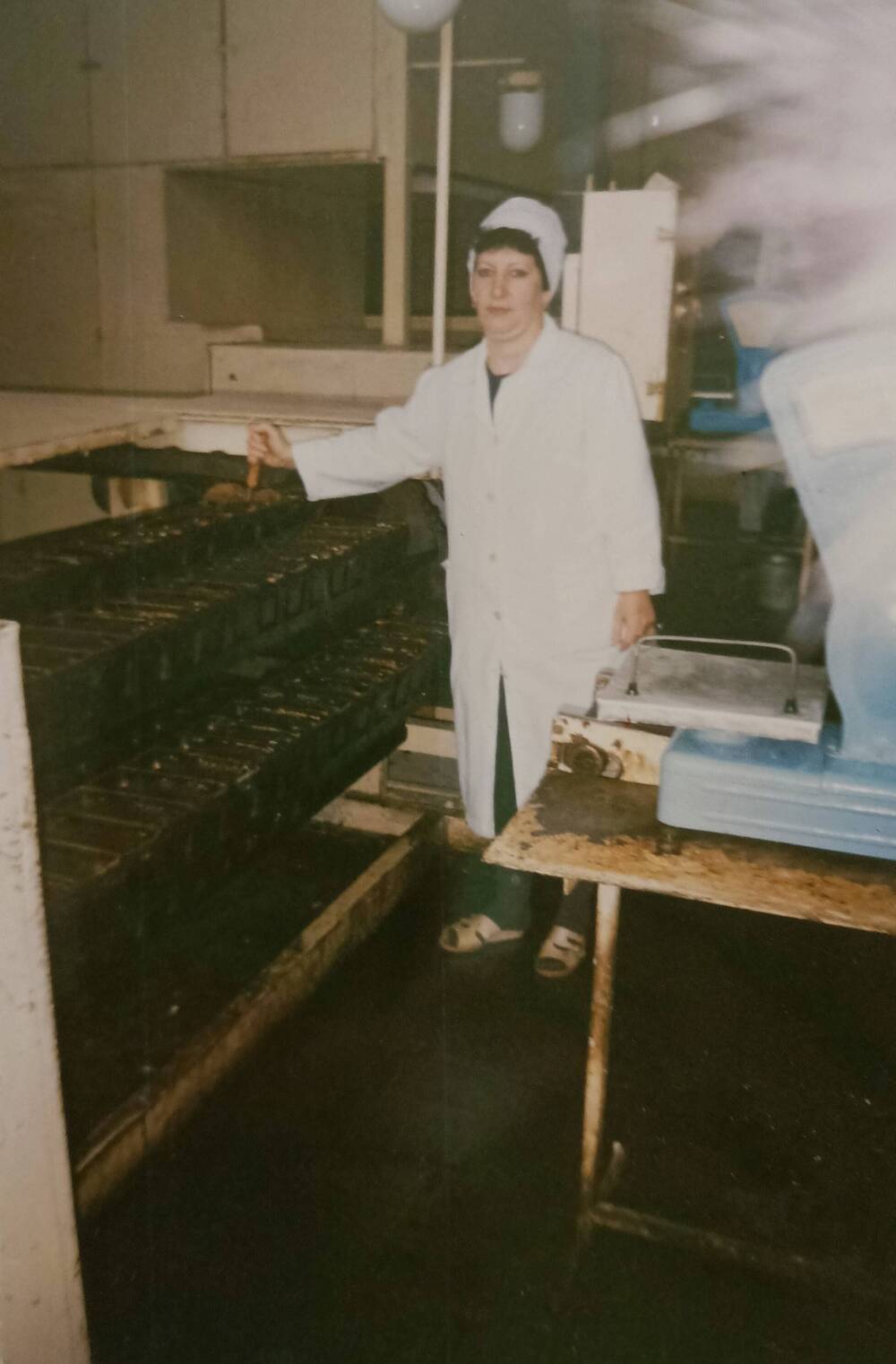 Черно-белое фото: машинист тесторазделочной машины Аванесова Светлана Гайковна формирует хлеб.