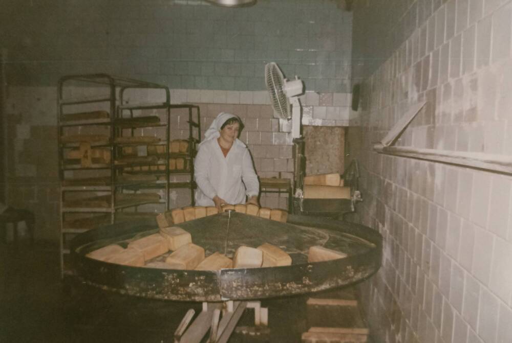 Черно-белое фото: Павлова Раиса Петровна укладывает хлеб.