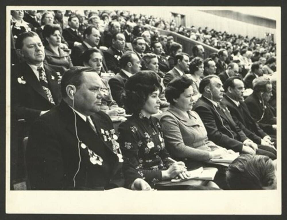 Фото Делегация Курской областной партийной организации на одном из заседаний XXV съезда КПСС