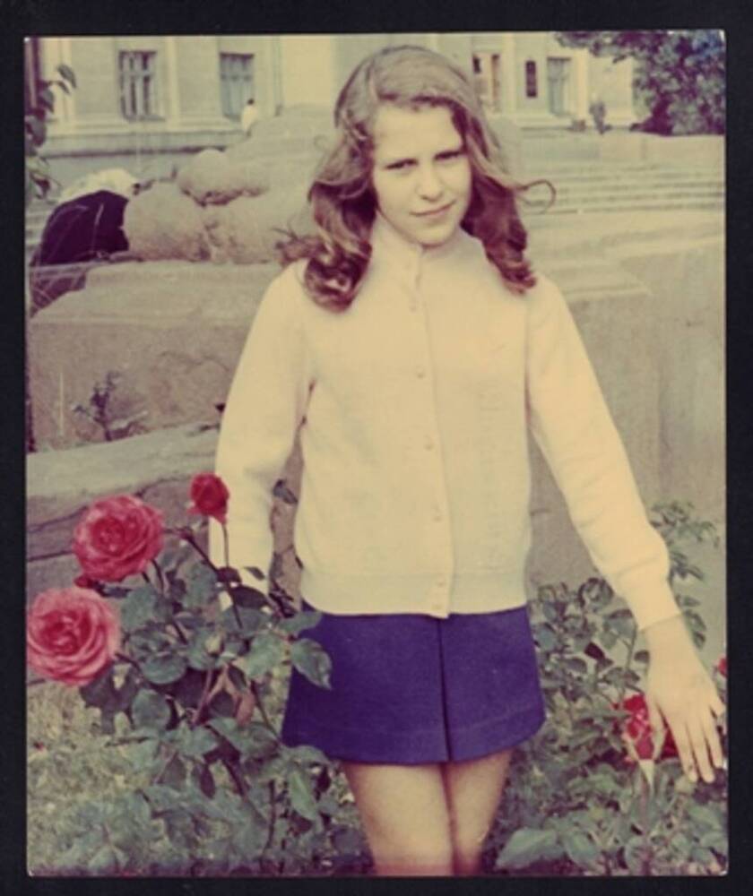 Фото цв. Девочка в костюме трикотажного комбината среди цветущих роз
