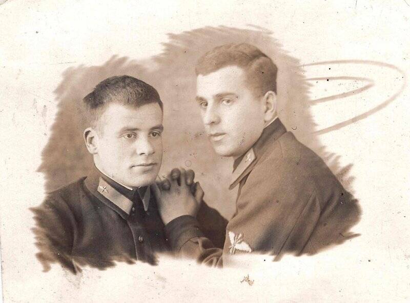 Фотография А.А.Калачев  и В. Шкатов (справа) - выпускники авиационного училища г. Энгельса.