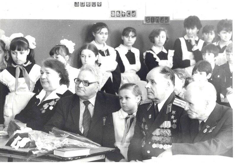 Фотография В школе №53 г. Грязи ветераны Великой Отечественной войны с отрядом им. А.А. Калачева