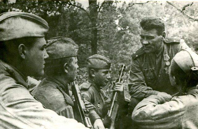 Фотография. Гвардии подполковник Данилов И.В. и молодые коммунисты перед боем (Белгородское направление). 2/VIII-1943 г.