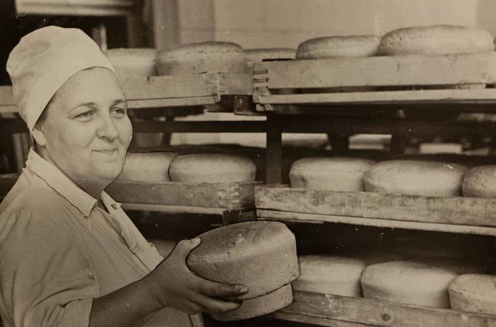 Черно-белое фото: Горбатова Е.А., мастер пекарь хлебозавода