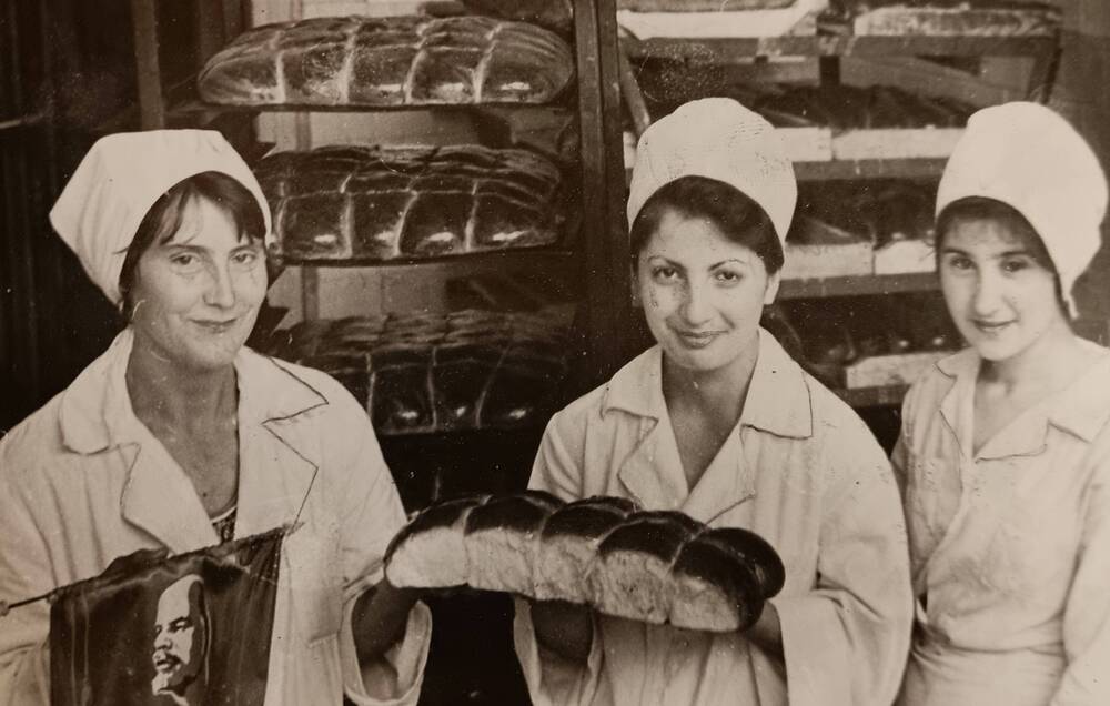 Черно-белое фото: рабочие кондитерского цеха