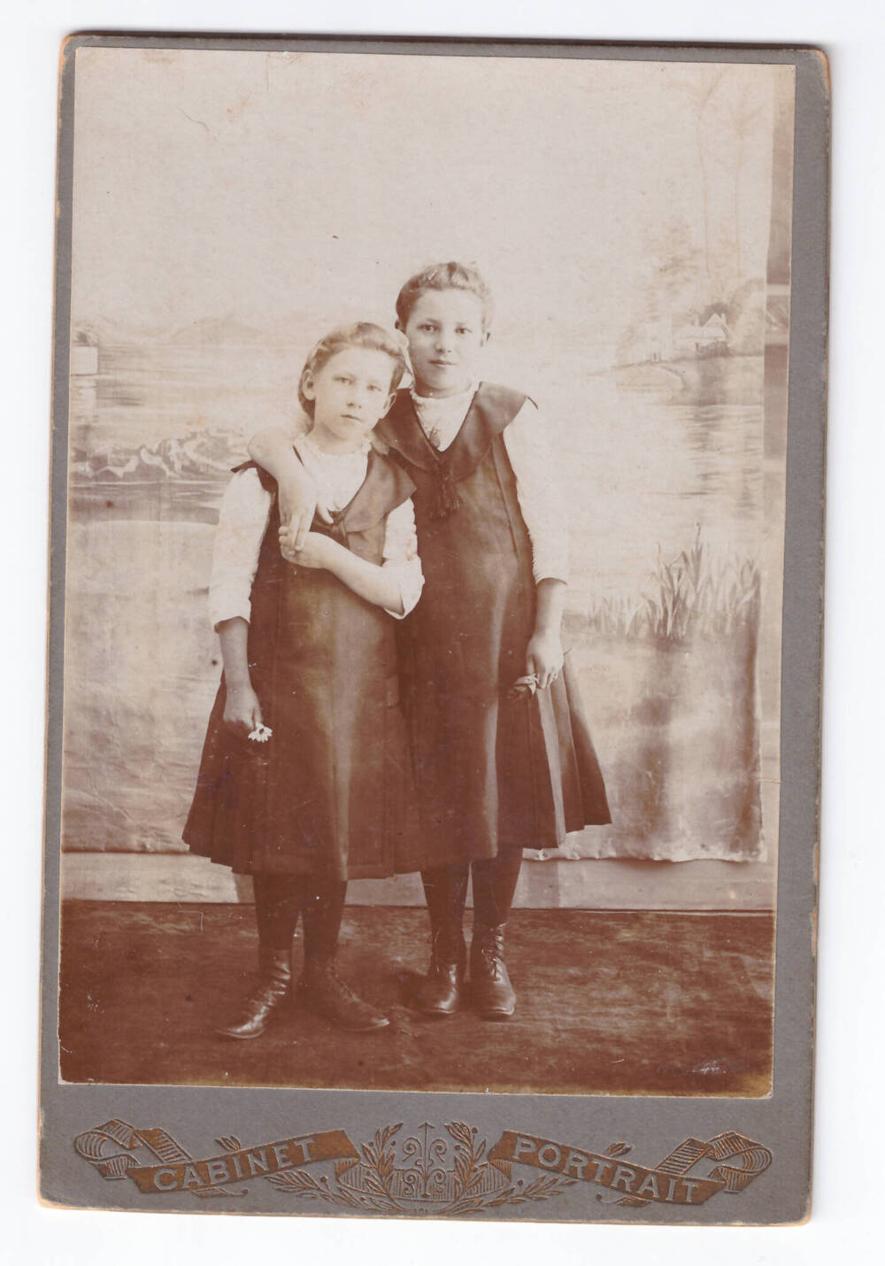 Фотопортрет двойной, кабинетный. Изображены две девочки 12 - 14 лет.