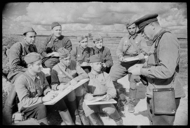 Калининский фронт. Гвардии капитан Балыкин Н.П. (справа) проводит занятия с командным составом батарей своего дивизиона.
