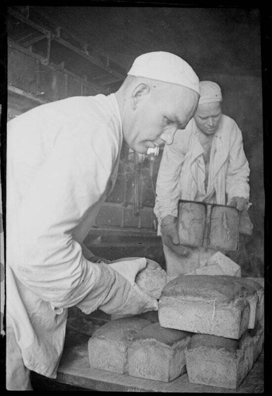 Полевая хлебопекарня (командир хлебопекарни интендант III-ранга - Г.М. Тихонов). Пекари вынимают хлеб из форм и укладывают его на носилки.