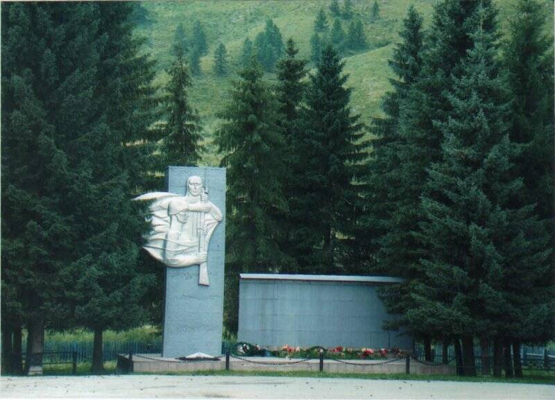 Фото: Памятник воинам-землякам, погибшим в Великой Отечественной войне 1941-1945 гг.