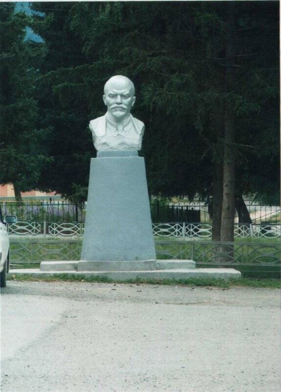 Фото: Памятник Владимиру Ильичу Ленину в с. Шебалино.