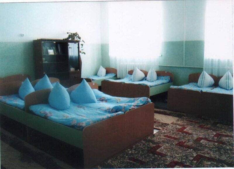 Фото: Спальная комната детского сада «Шумузак» с. Верх-Черга Шебалинского района 2010 г. Детский сад расположен в здании школы.