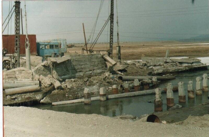 Фото: «Мост в с. Кош-Агаче разрушенный землетрясением в сентябре 2003 г.».