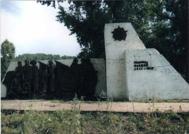 Фото: «Памятник землякам павшим 1941-1945 гг. в селе Верх-Карагуж Майминского района».