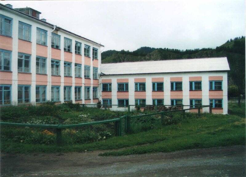 Фото: Здание Шебалинской средней школы, с. Шебалино.