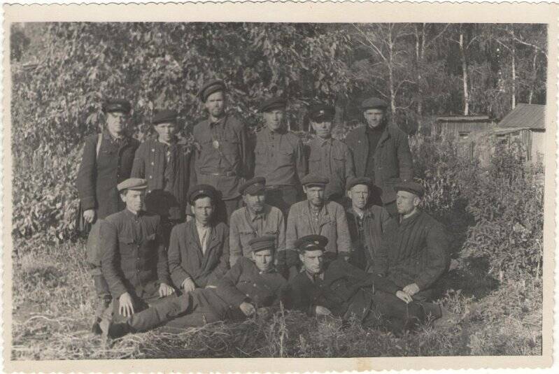 Фотография. Бочков Евгений Иванович с сотрудниками лесной охраны Саткинского района