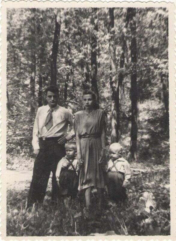 Фотография. Бочков Евгений Иванович с женой и детьми г. Воронеж, 1949 год