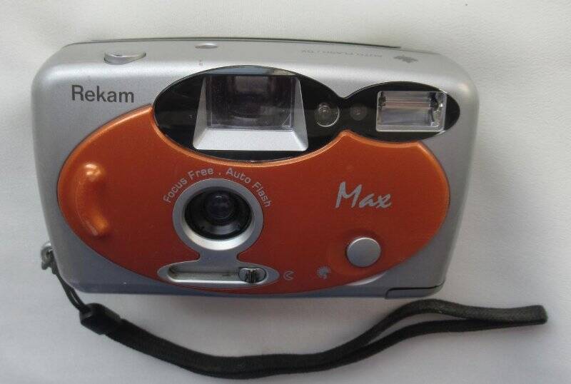 Фотоаппарат пленочный компактный «Rekam  Max» со съемными сменными декоративными панелями.