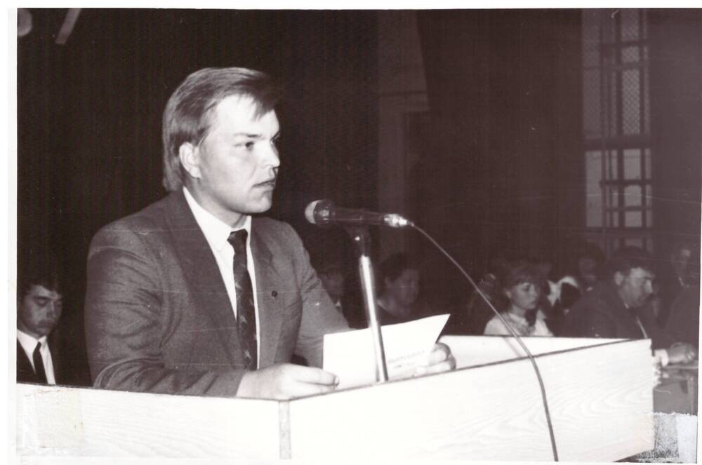 Фотография черно-белая сюжетная. Чибряков Владимир Яковлевич, первый секретарь Мамонтовского РК ВЛКСМ с 1986 по 1987 год.