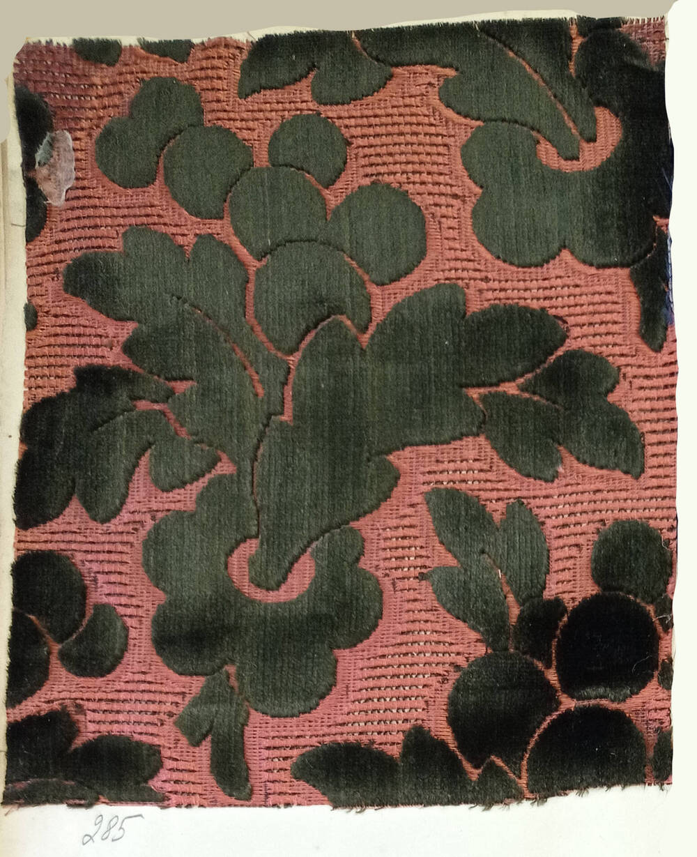 Образец ткани из альбома тканей, выпускавшихся  фабриками  г. Павловского Посада в конце XIX - начале XX вв.