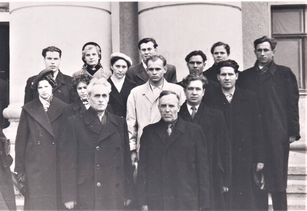 Групповой фотоснимок: встреча комсомольского актива со старыми членами КПСС