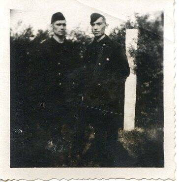 Фотография. Чаусенко Павел Арсентьевич с Токаревым Сергеем, бывшие узники концлагеря Бухенвальд, после побега.