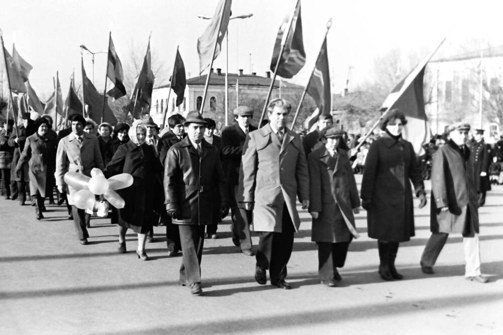 Негатив. Праздничная демонстрация 7 ноября 1981 года г. Троицк.