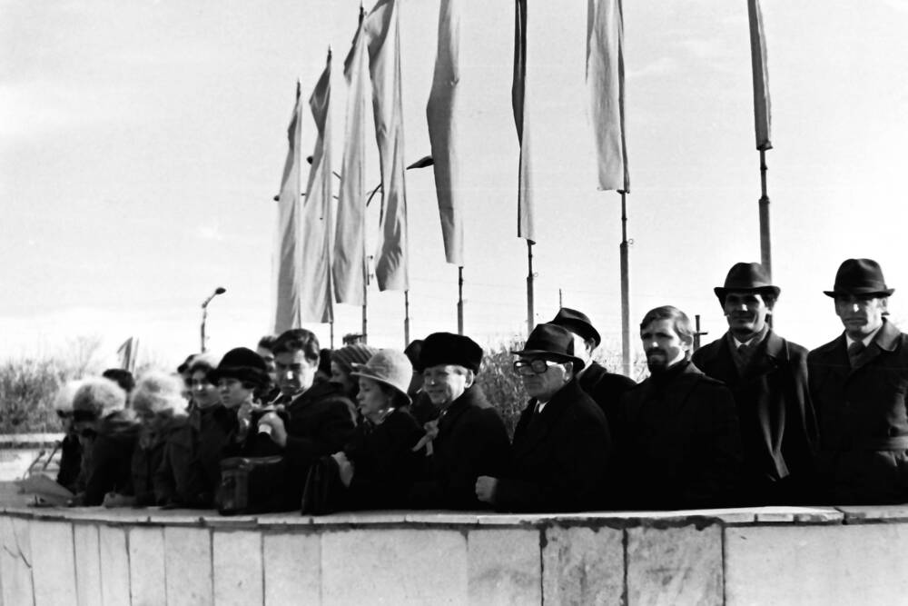 Негатив. Праздник 7 ноября 1981 года г. Троицк. Праздничная трибуна.