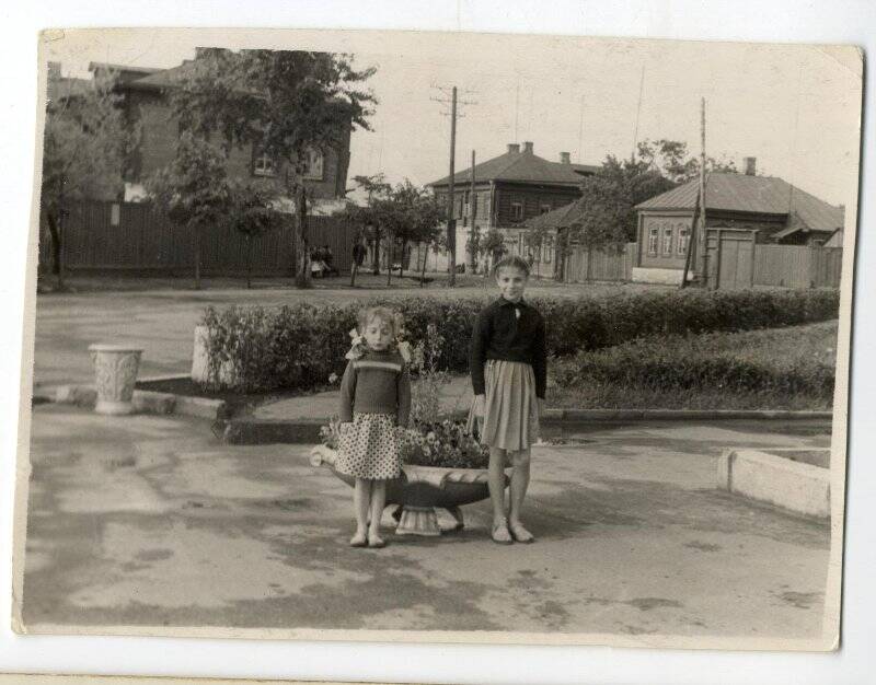 Фото. Запечатлены две девочки у вазона с цветами в сквере у памятника Ленину. Сер. 1960-х г.г., г. Зарайск.