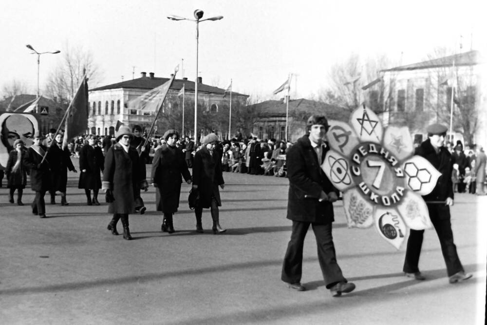 Негатив. Демонстрация 7 ноября 1981 года г. Троицк. Колонна средней школы №7.