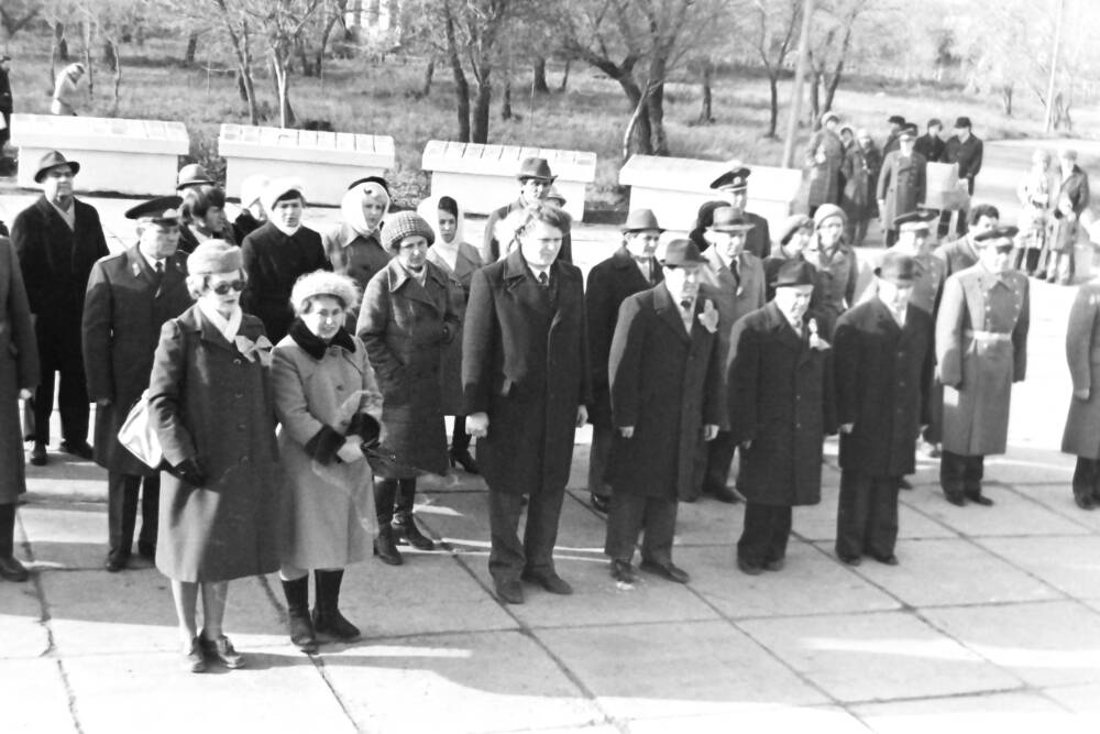 Негатив. Праздник 7 ноября 1981 года г. Троицк. Возложение венков к мемориалу «Клятва». Минута молчания.