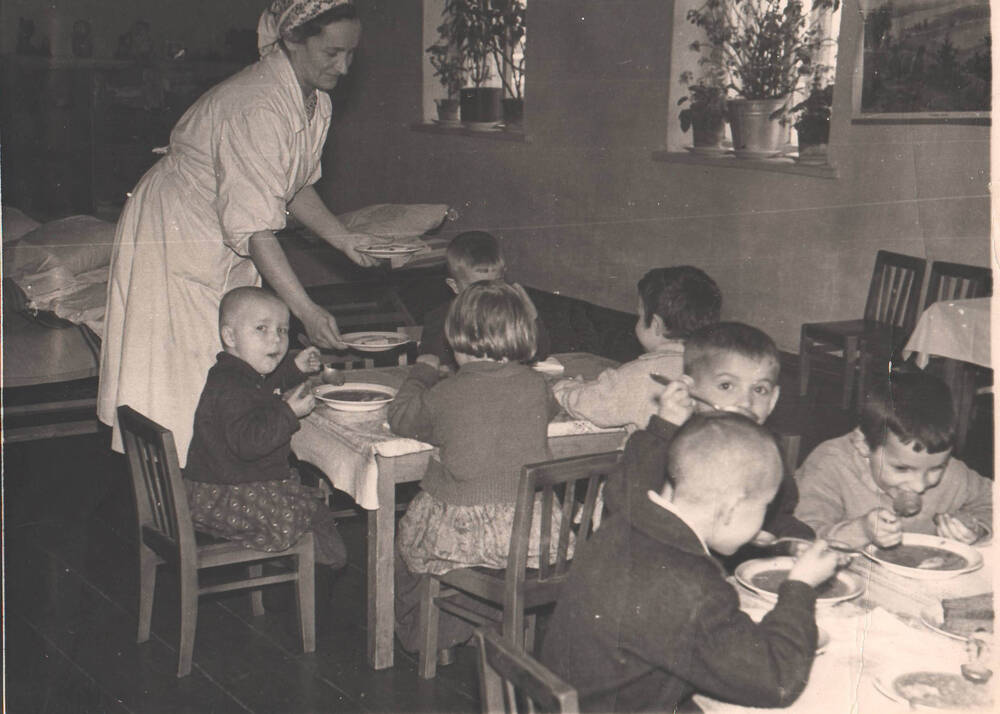 Фото. Дети во время обеда в детском саду Болховского пенькозавода.