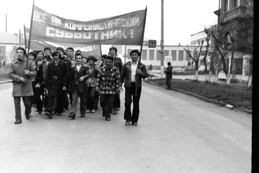 Негатив. Студенты Троицкого ветеринарного института на Ленинском субботнике 17 апреля 1982 года.