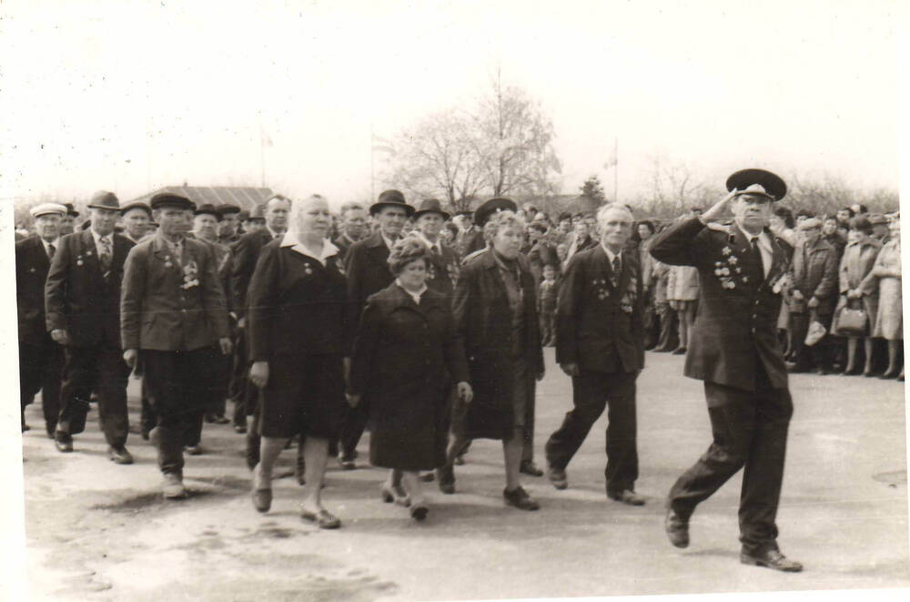 Фото. Колонна ветеранов войны на параде в г.Болхове 9 мая 1982 года.