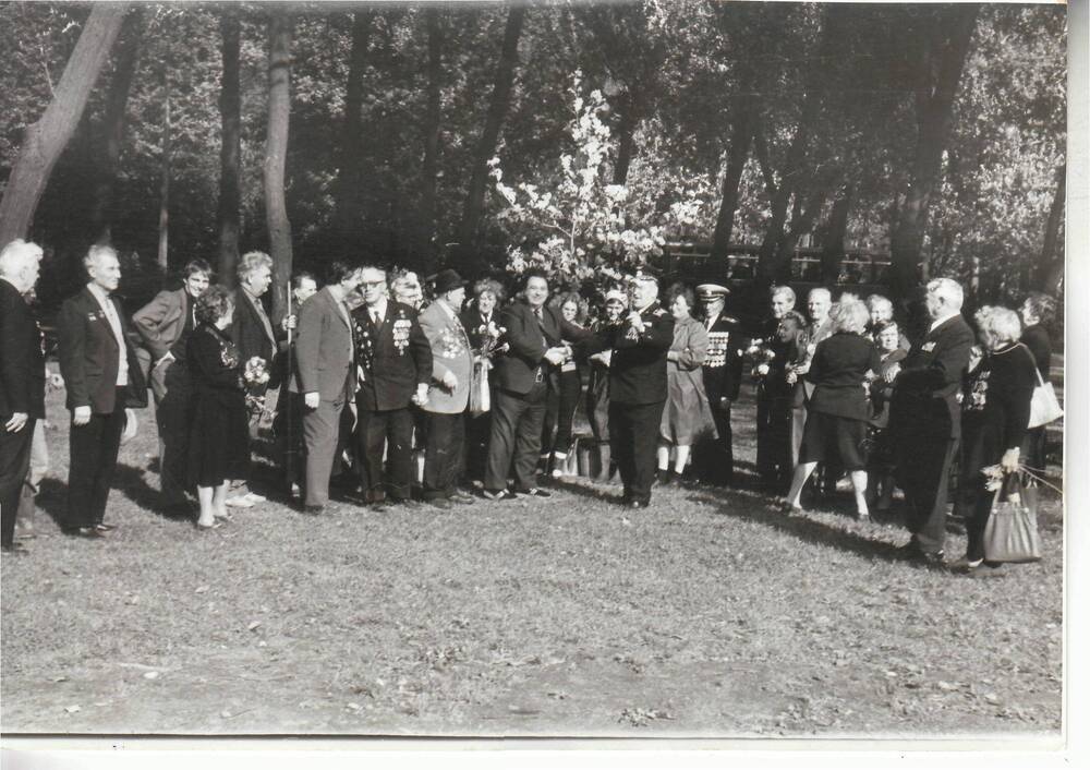 Фото ч/б, глянцевое, групповое. Посадка дерева в парке г. Ленинграда. 1989г.