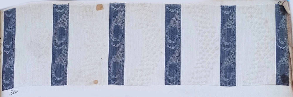 Образец ткани из альбома тканей, выпускавшихся  фабриками  г.Павловского Посада в конце XIX - начале XX вв.