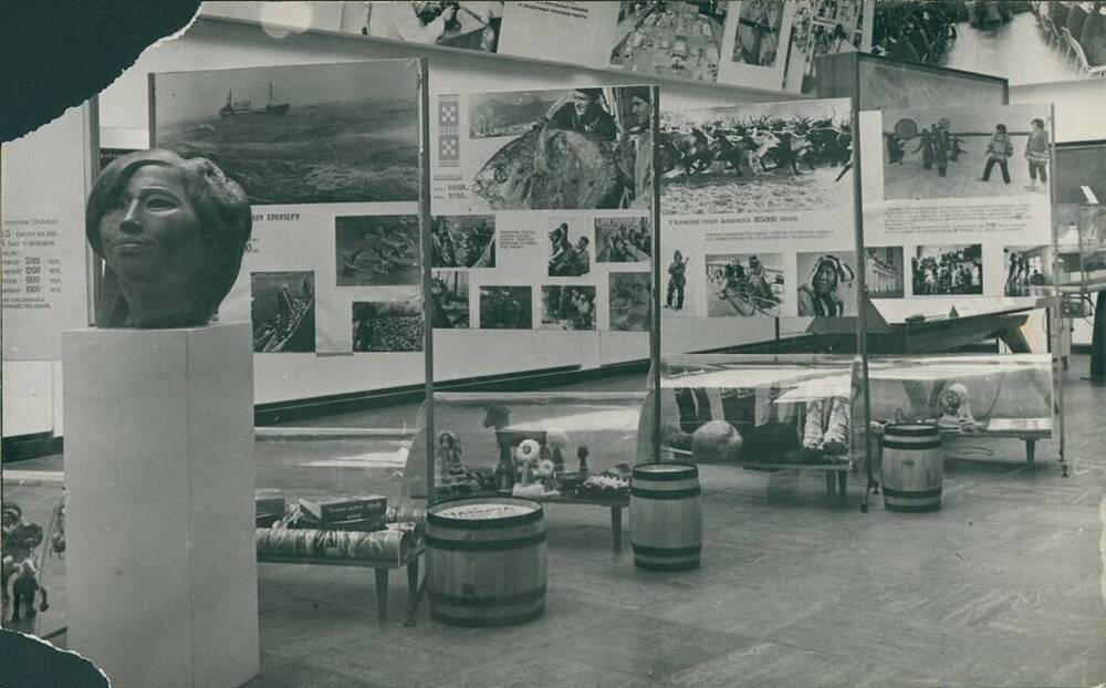 Фотография черно-белая № 23 из комплекта «Выставка Корякского национального округа на ВДНХ в г. Москва»