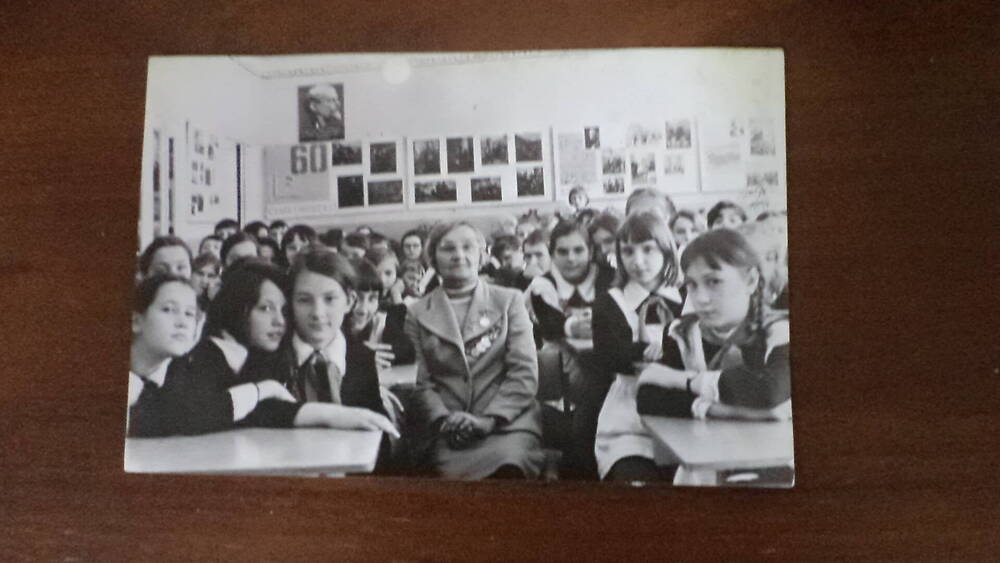 Фото А.В. Китайкиной с учащимися 7 классов школы №8