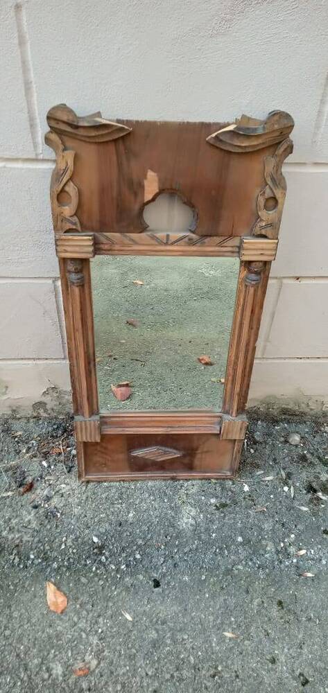 Зеркало стеклянное в деревянной резной рамке