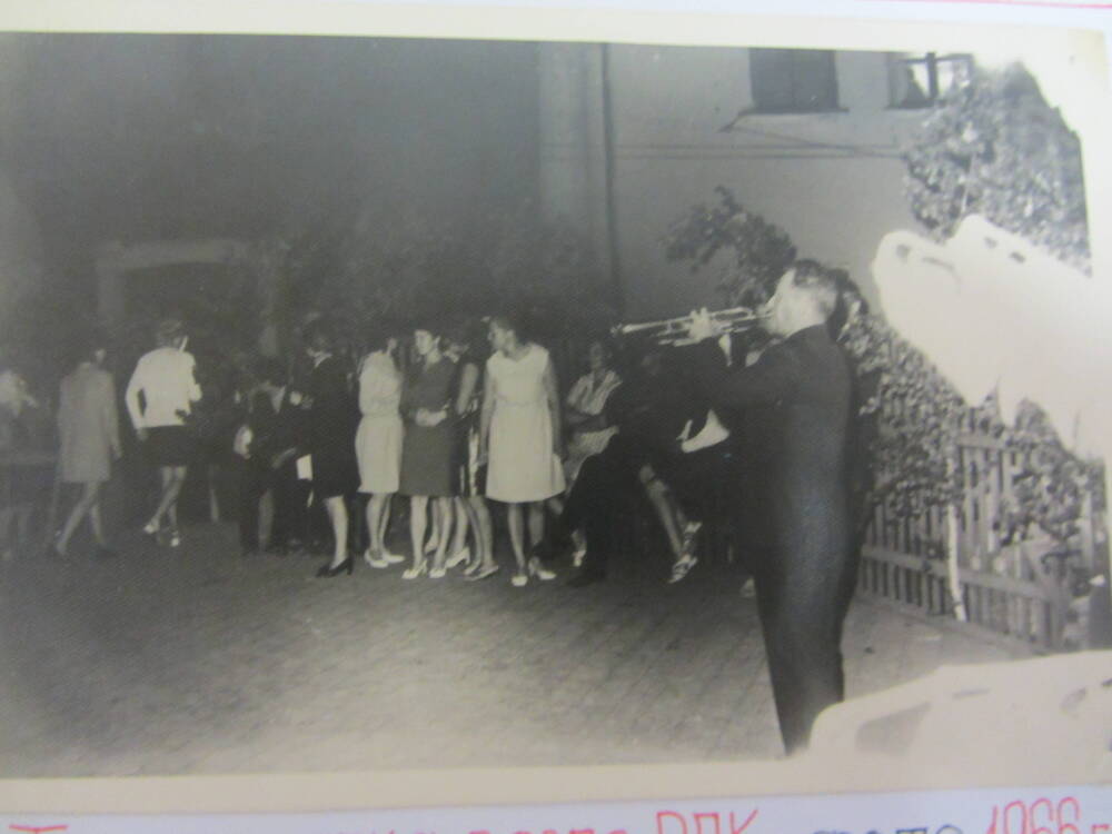 фото ч/б. Танцплощадка возле РДК, 1966г.