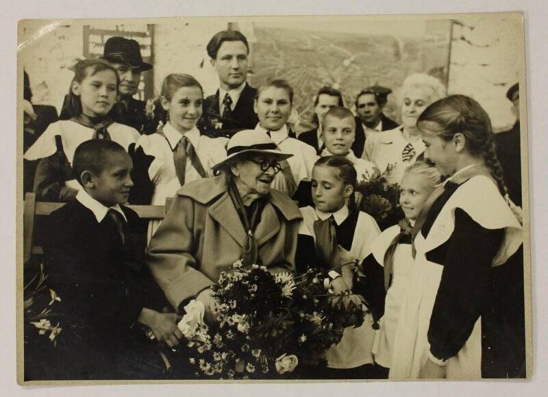 Фото черно-белое. М.П. Чехова (сестра А.П. Чехова) среди учащихся Чеховской СШ №84 г. Ялты. 10 октября 1953 г.