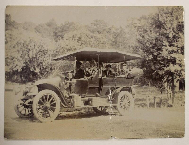 Фото групповое. Семья Веденисовых в автомобиле. Июль 1916 г.