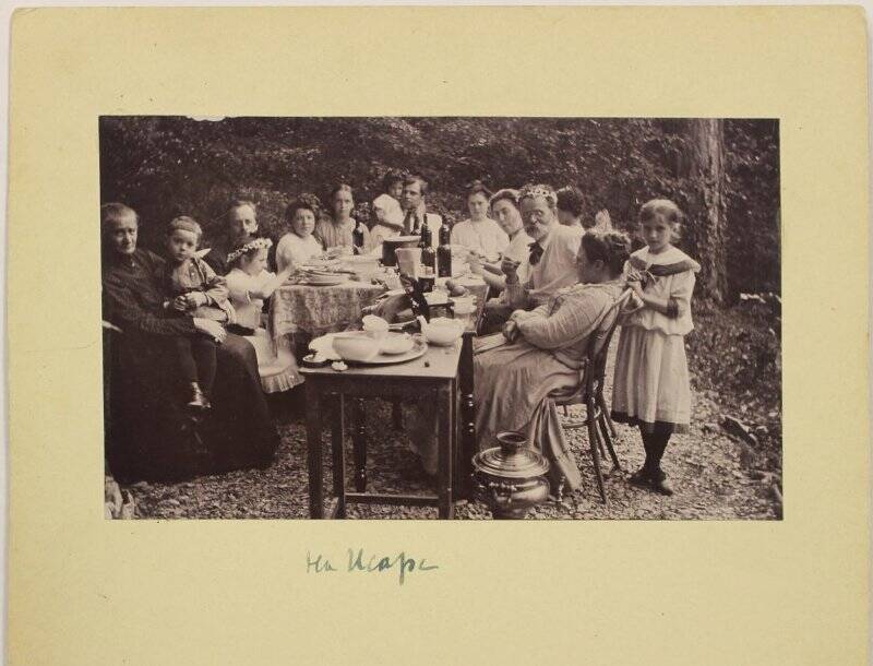 Фото на паспарту. Метальниковы, Н.А. Морозов с группой людей на Исаре. 1911 г. (?)