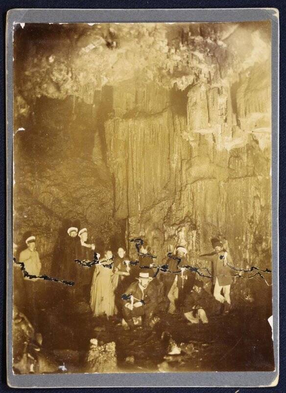 Фото на паспарту. Группа людей в пещере Бинбаш-Хоба.