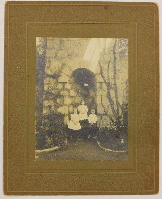 Фото на паспарту. Внуки А.Л. Бертье-Делагарда в саду. На обороте - автограф В. Веденисовой от 1942 г.
