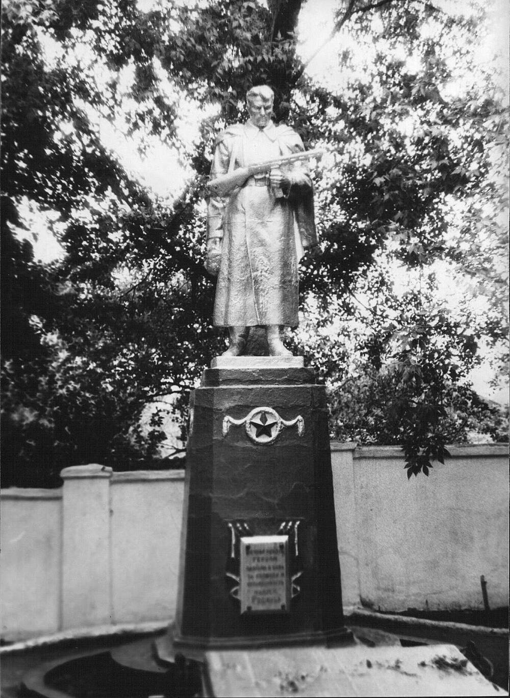Фото видовое. Памятник на братской могиле воинов Советской Армии, погибших в годы Великой Отечественной войны