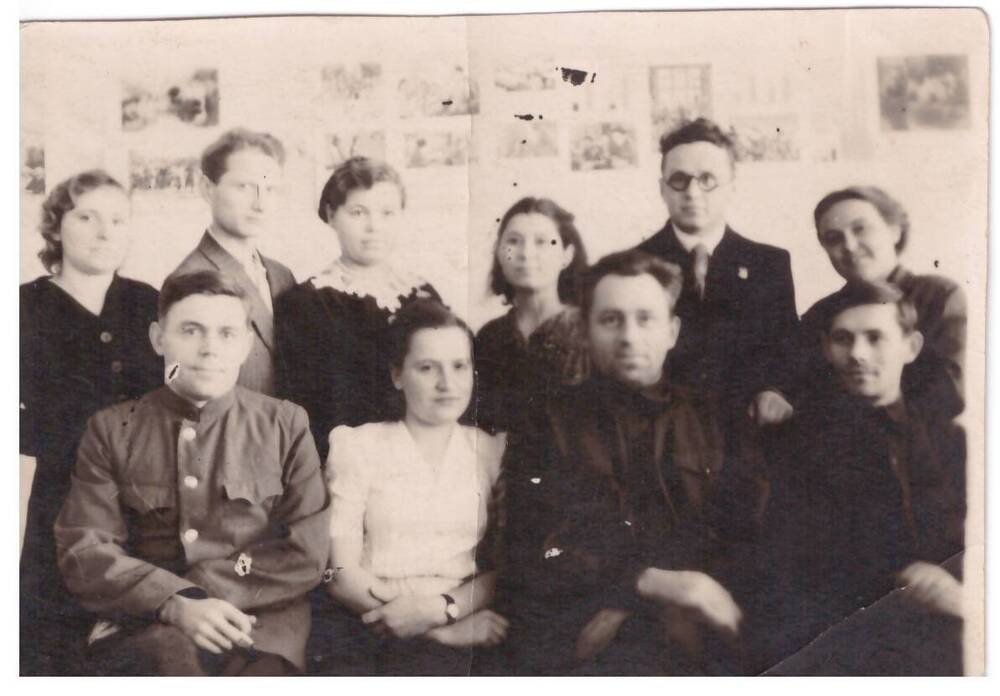 Фотография черно-белая групповая. Члены бюро РК ВЛКСМ, секретарь РК ВЛКСМ Абрамович Мария Афанасьевна (сидит в первом ряду).