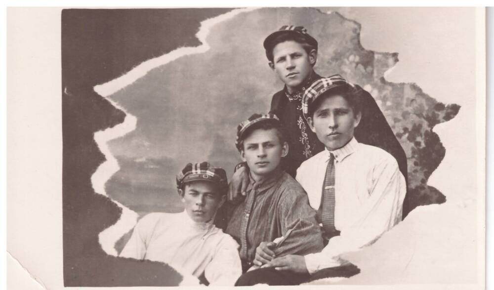 Фотография черно-белая групповая (копия). Комсомольцы села Мамонтово 1920-1930-е. гг.